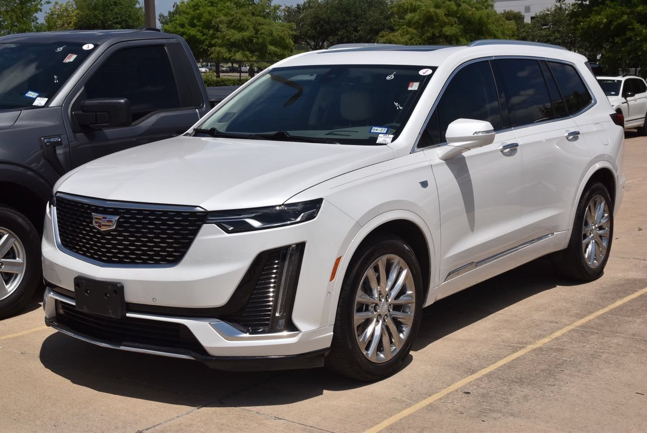 Used 2022 Cadillac XT6 Premium Luxury w/ Technology Package FWD image 2