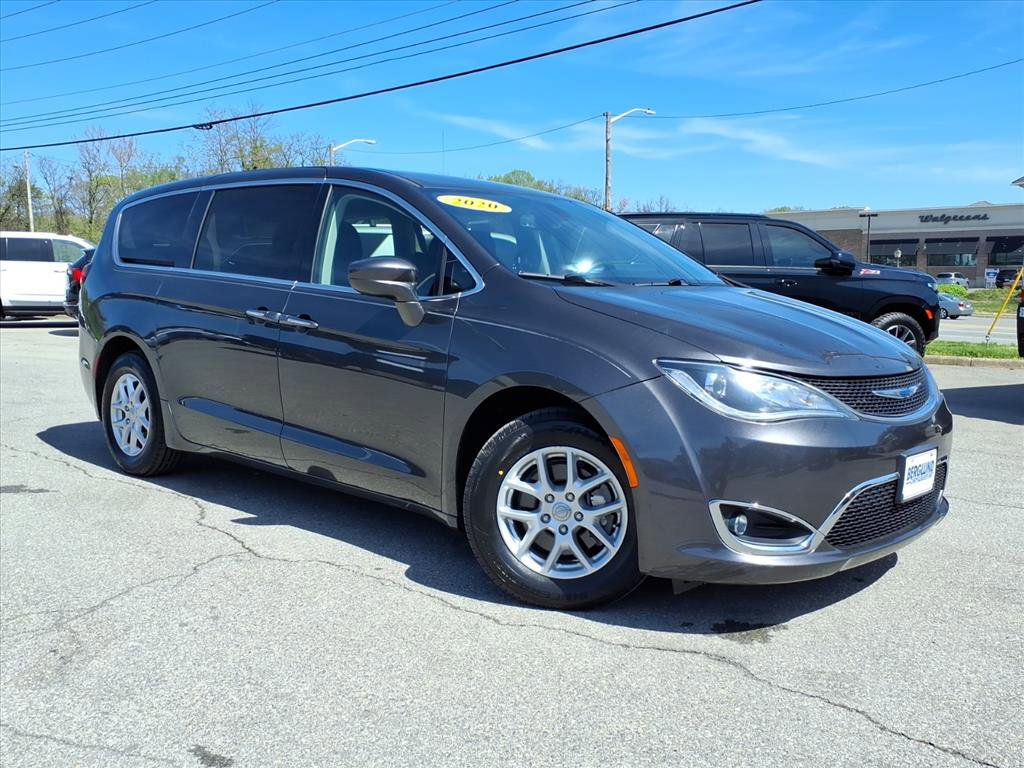 Used 2020 Chrysler Pacifica Touring image 2