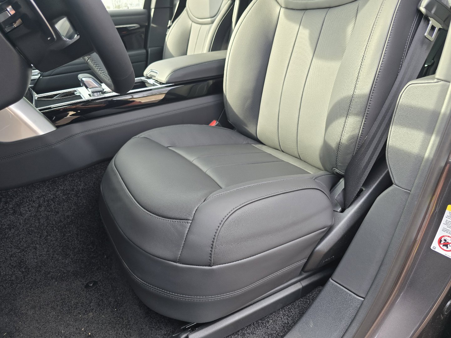 New 2026 Land Rover Range Rover Long Wheelbase SE image 40