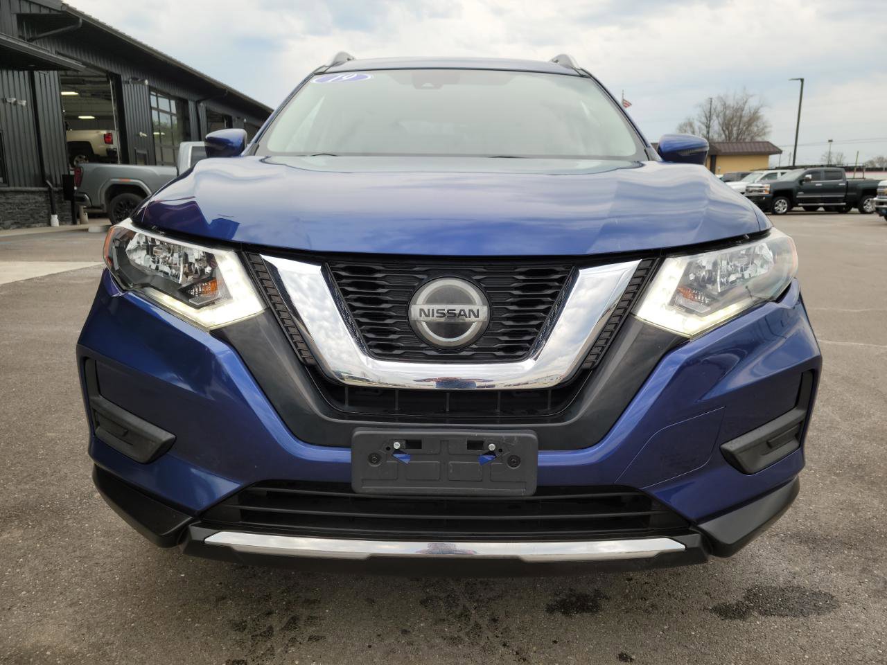 Used 2019 Nissan Rogue SV image 2
