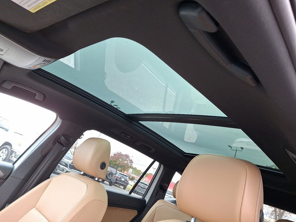 Used 2022 Volkswagen Tiguan SE w/ Panoramic Sunroof Package image 30