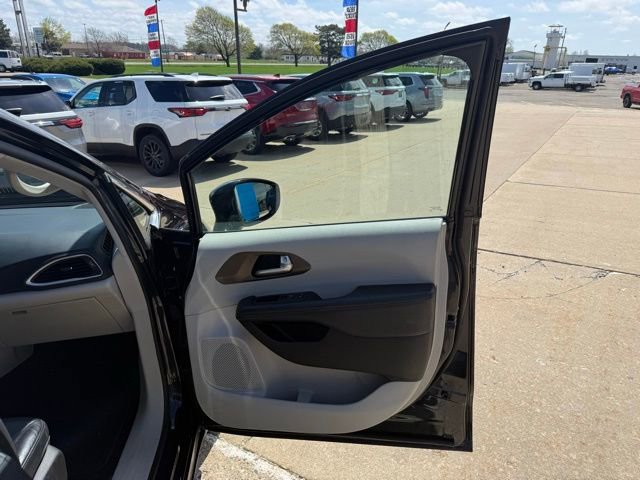Used 2017 Chrysler Pacifica Touring-L FWD image 14