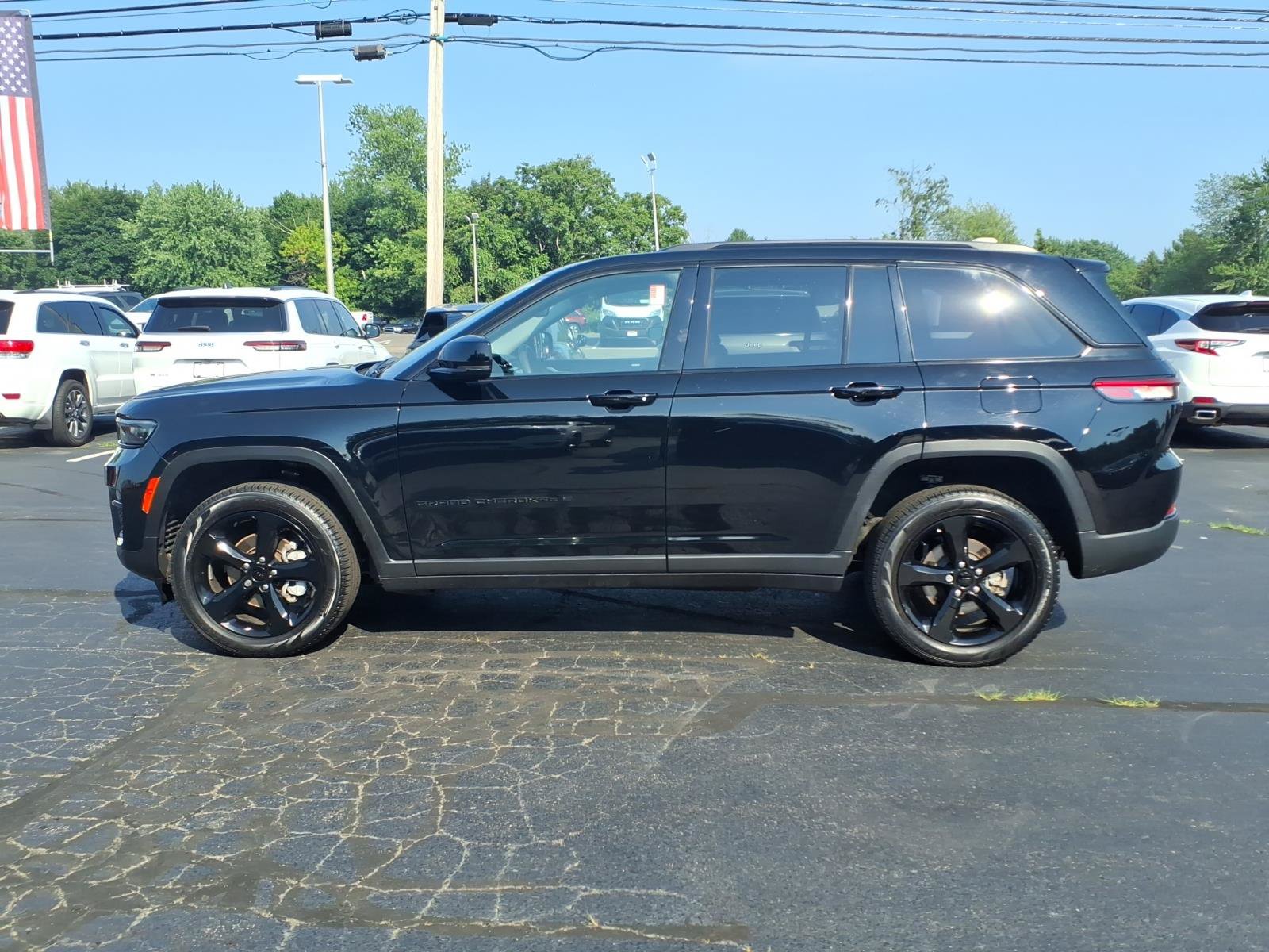 Certified 2023 Jeep Grand Cherokee Limited w/ Black Appearance Package AWD/4WD image 4