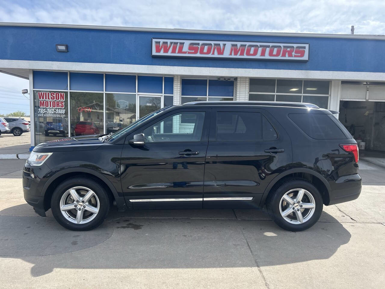 Used 2018 Ford Explorer XLT w/ Equipment Group 202A image 5