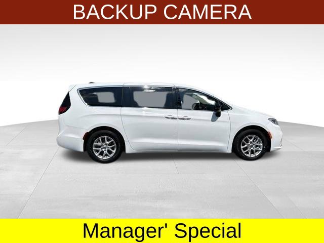 Used 2024 Chrysler Pacifica Touring-L FWD image 8