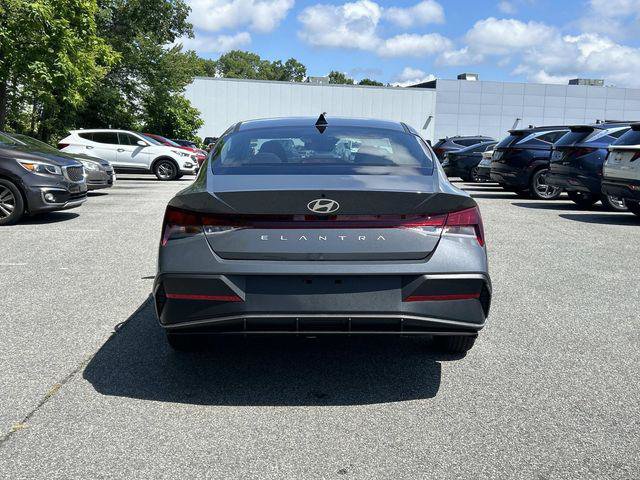 New 2026 Hyundai Elantra SE FWD image 3