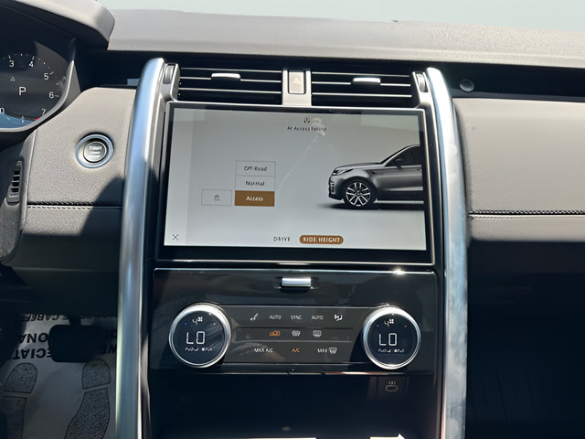Certified 2025 Land Rover Discovery S AWD/4WD image 26