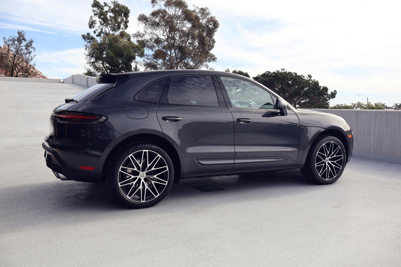 Certified 2025 Porsche Macan image 8