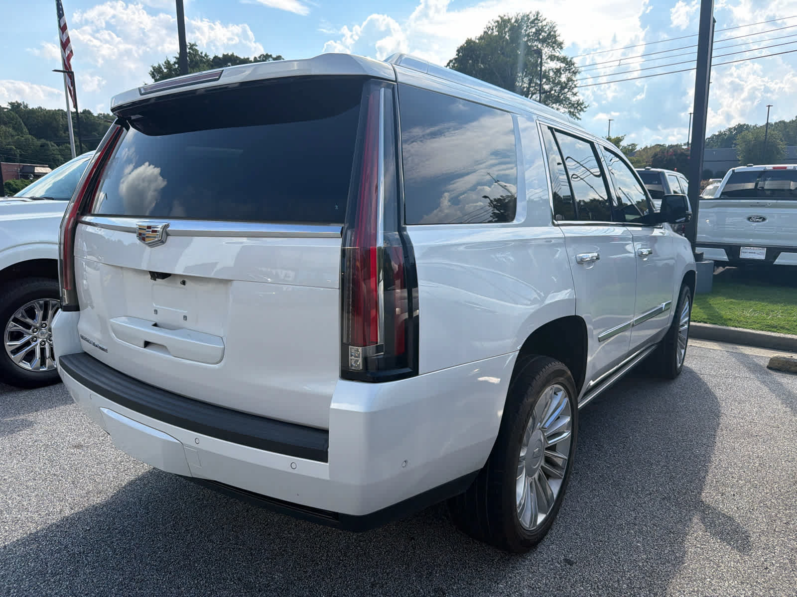 Used 2019 Cadillac Escalade Platinum AWD/4WD image 2