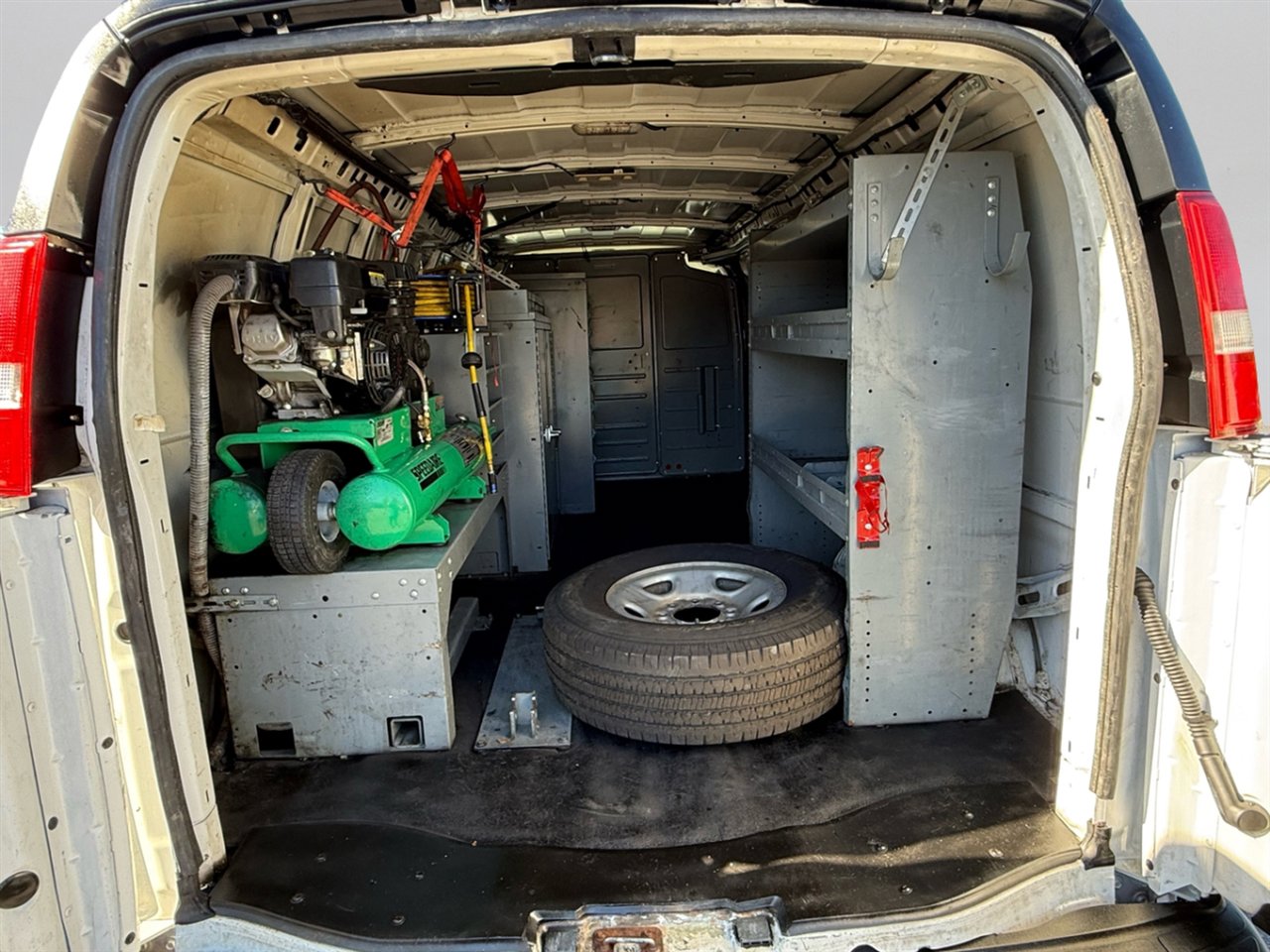 Used 2017 Chevrolet Express 3500 Extended image 11