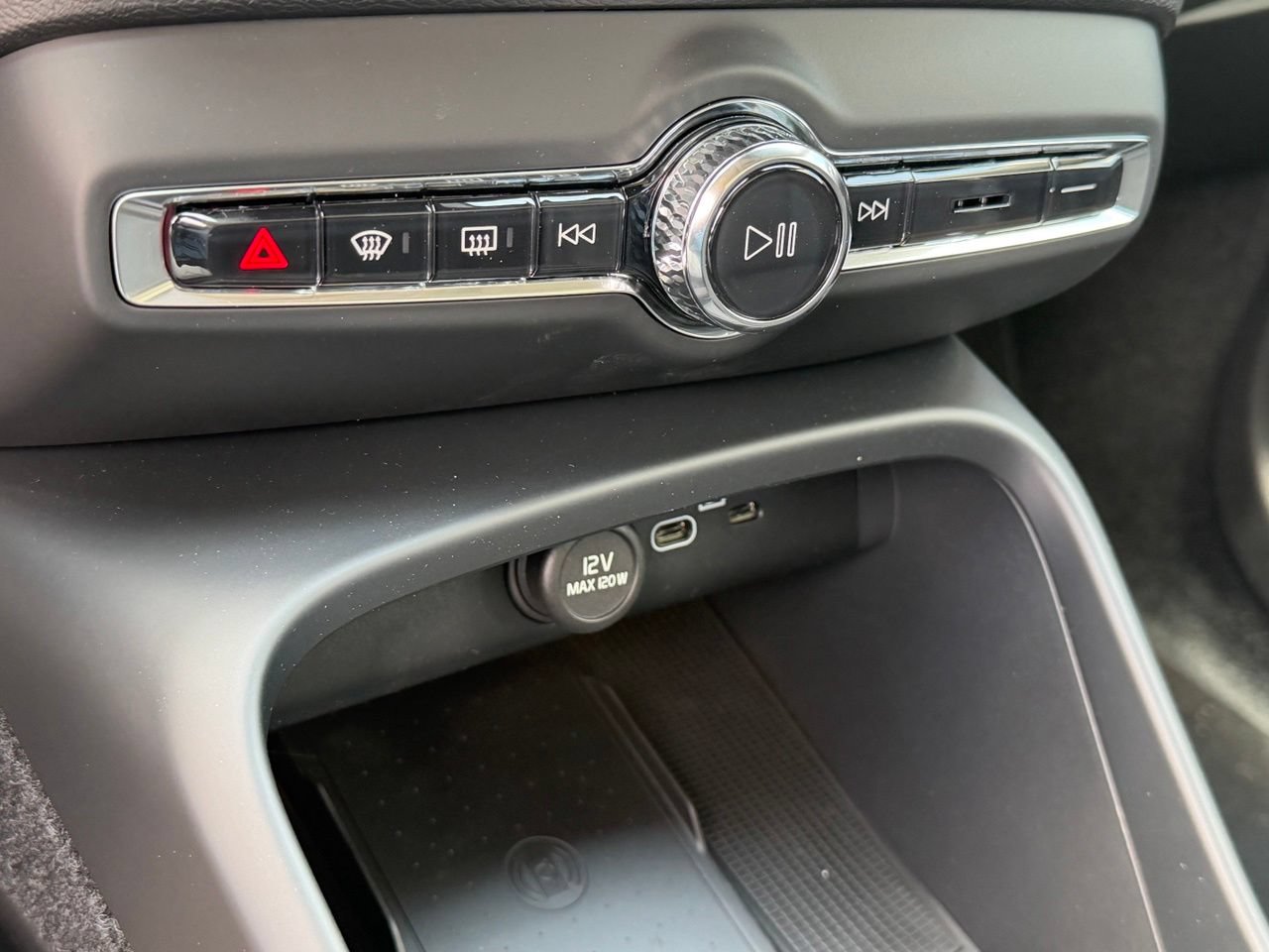 New 2026 Volvo XC40 B4 Core w/ Climate Package FWD image 16
