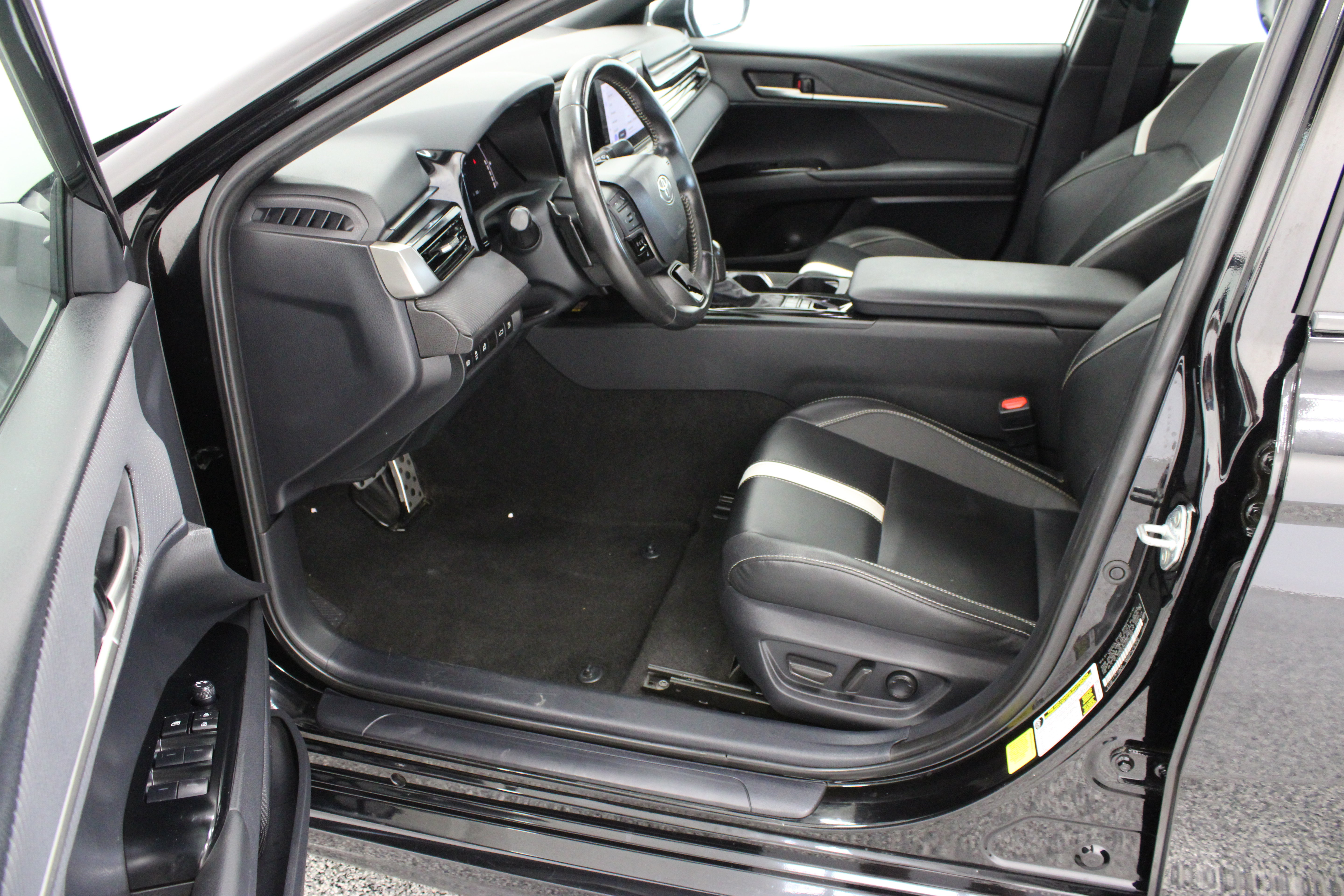Used 2025 Toyota Camry SE FWD image 14