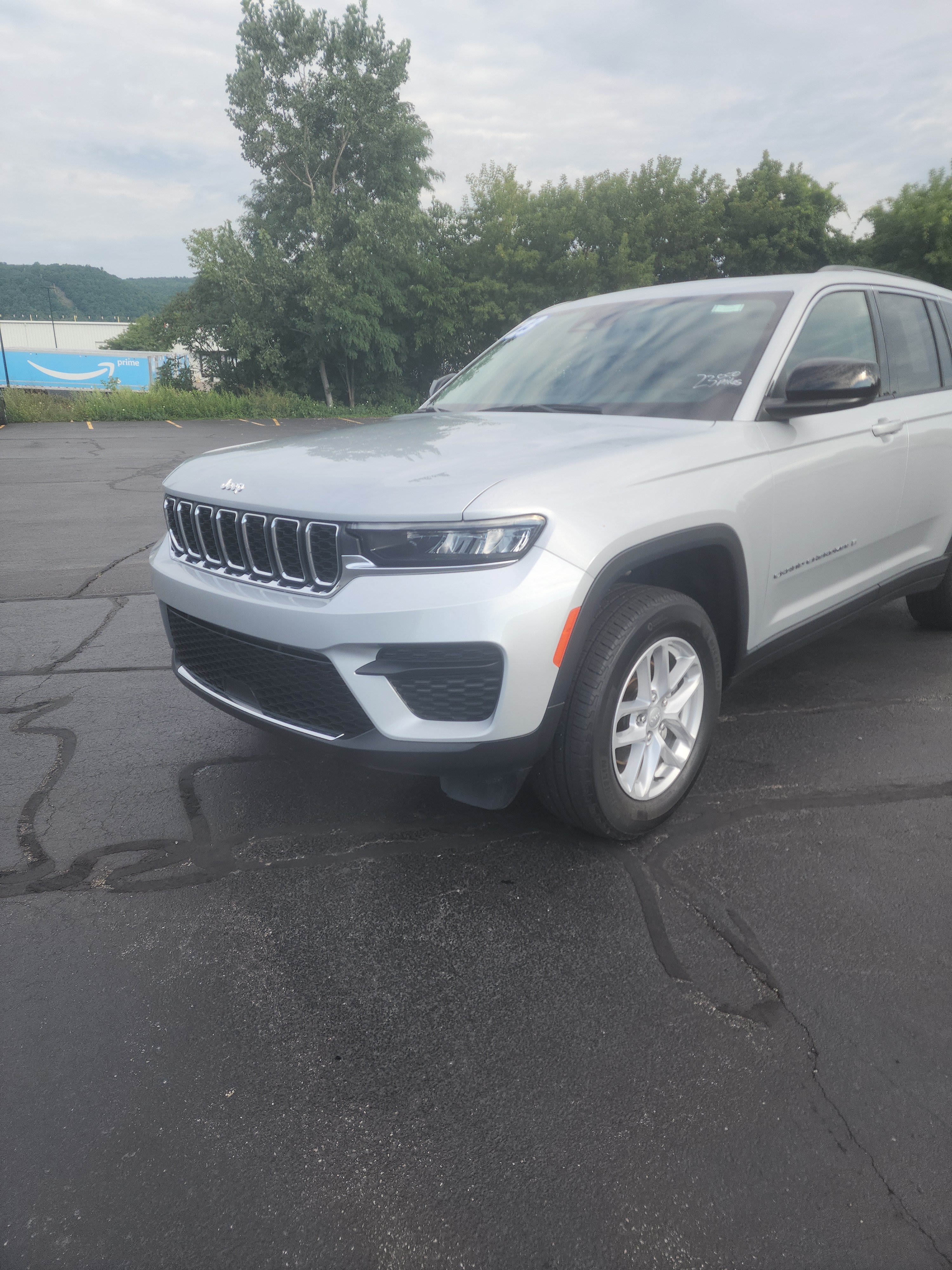 Used 2023 Jeep Grand Cherokee Laredo w/ Luxury Tech Group I AWD/4WD image 2
