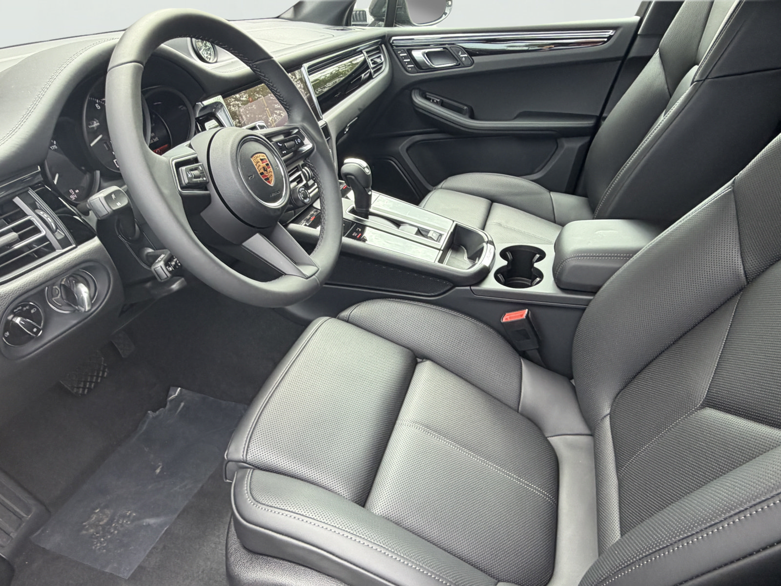 New 2026 Porsche Macan AWD/4WD image 4
