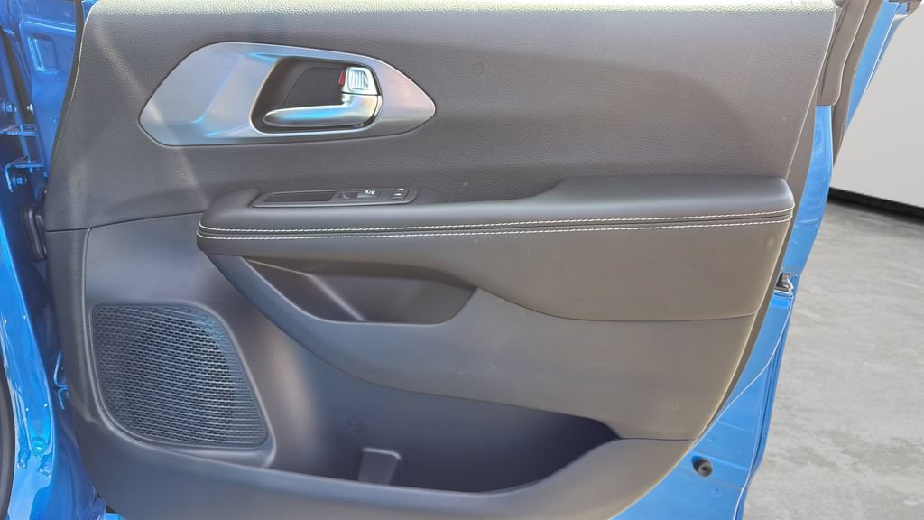 New 2026 Chrysler Pacifica Select AWD/4WD image 9