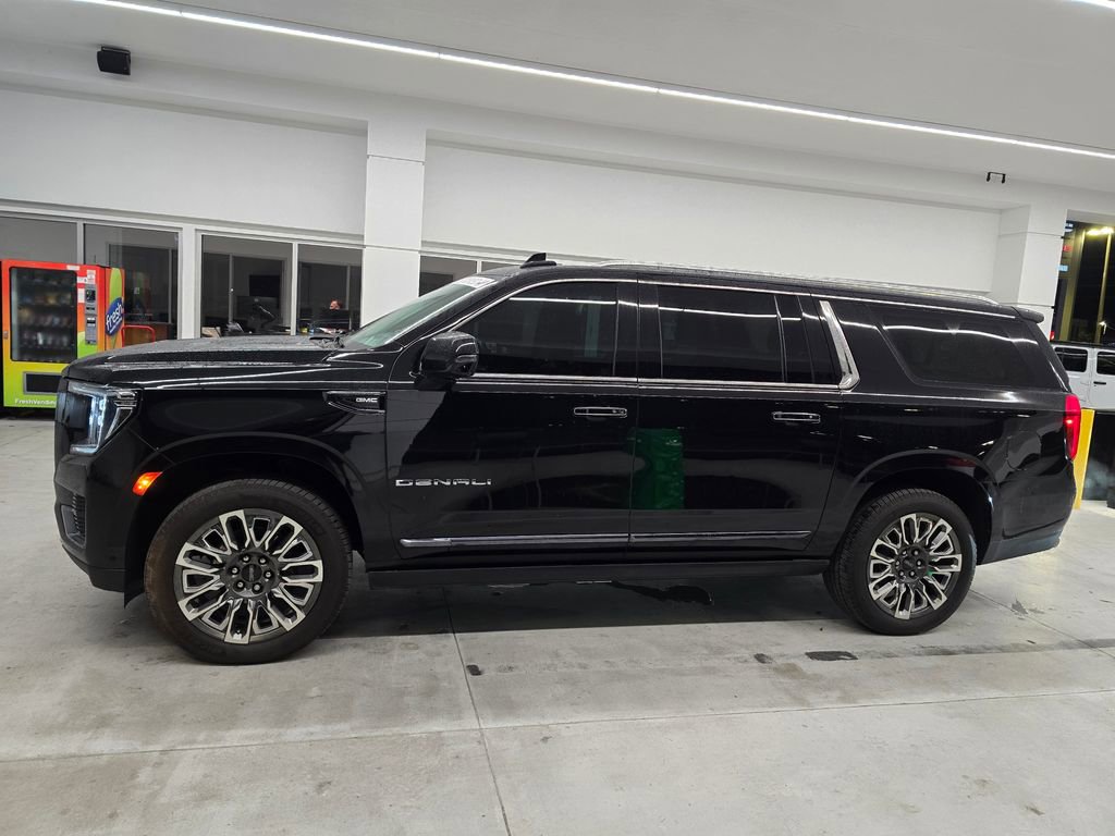 Used 2023 GMC Yukon XL Denali Ultimate AWD/4WD image 3