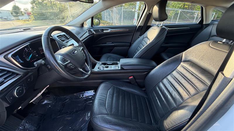 Used 2017 Ford Fusion SE w/ Equipment Group 602A FWD image 11