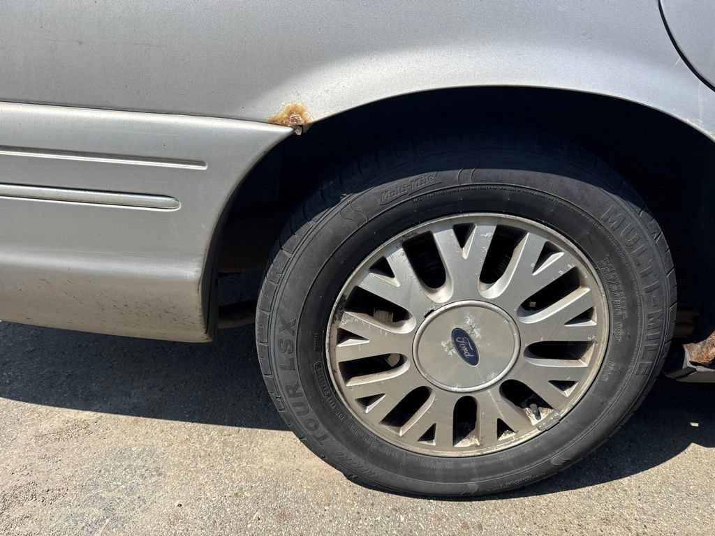 Used 2004 Ford Crown Victoria LX RWD image 7