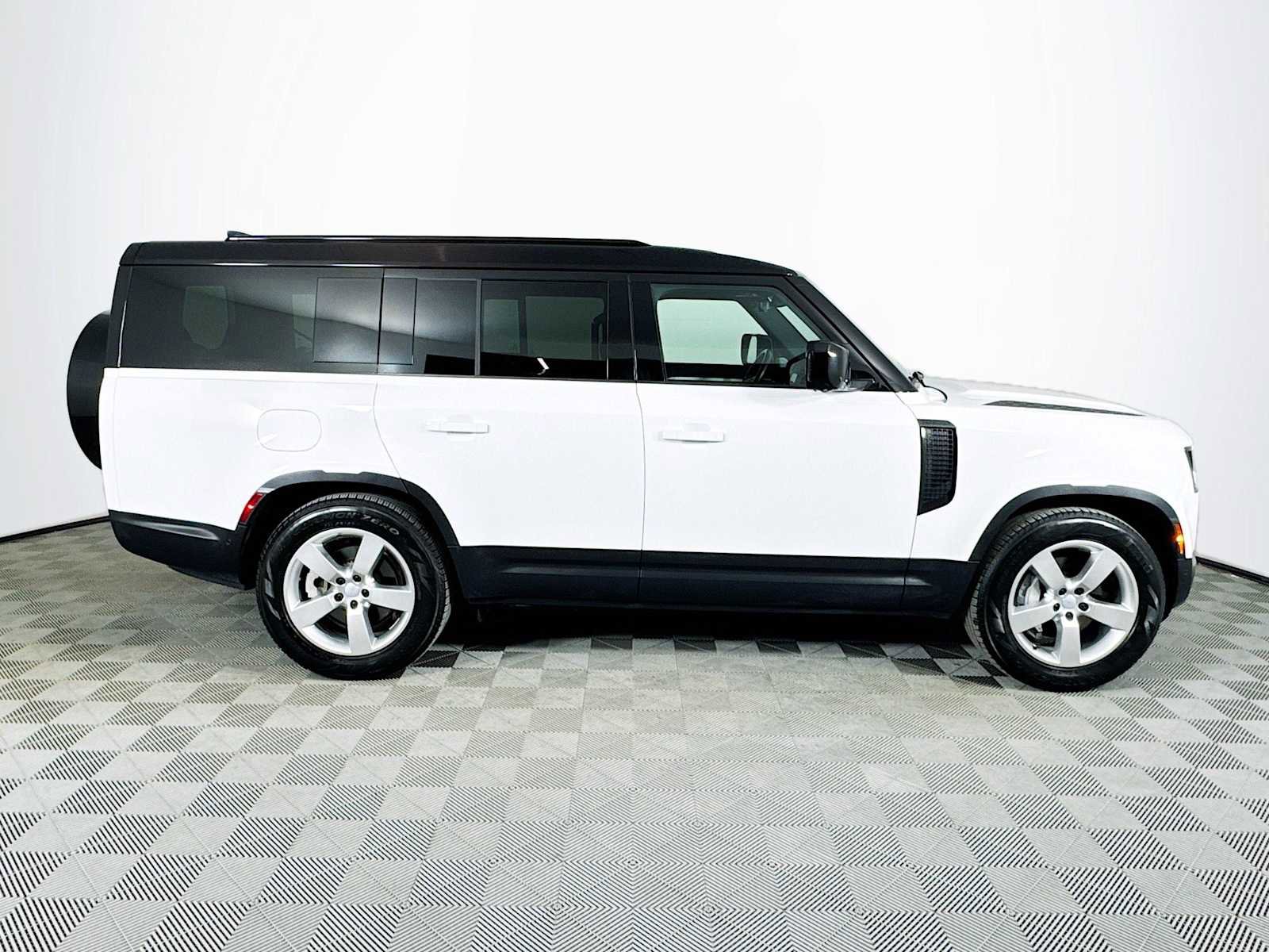 Used 2023 Land Rover Defender 130 SE image 4