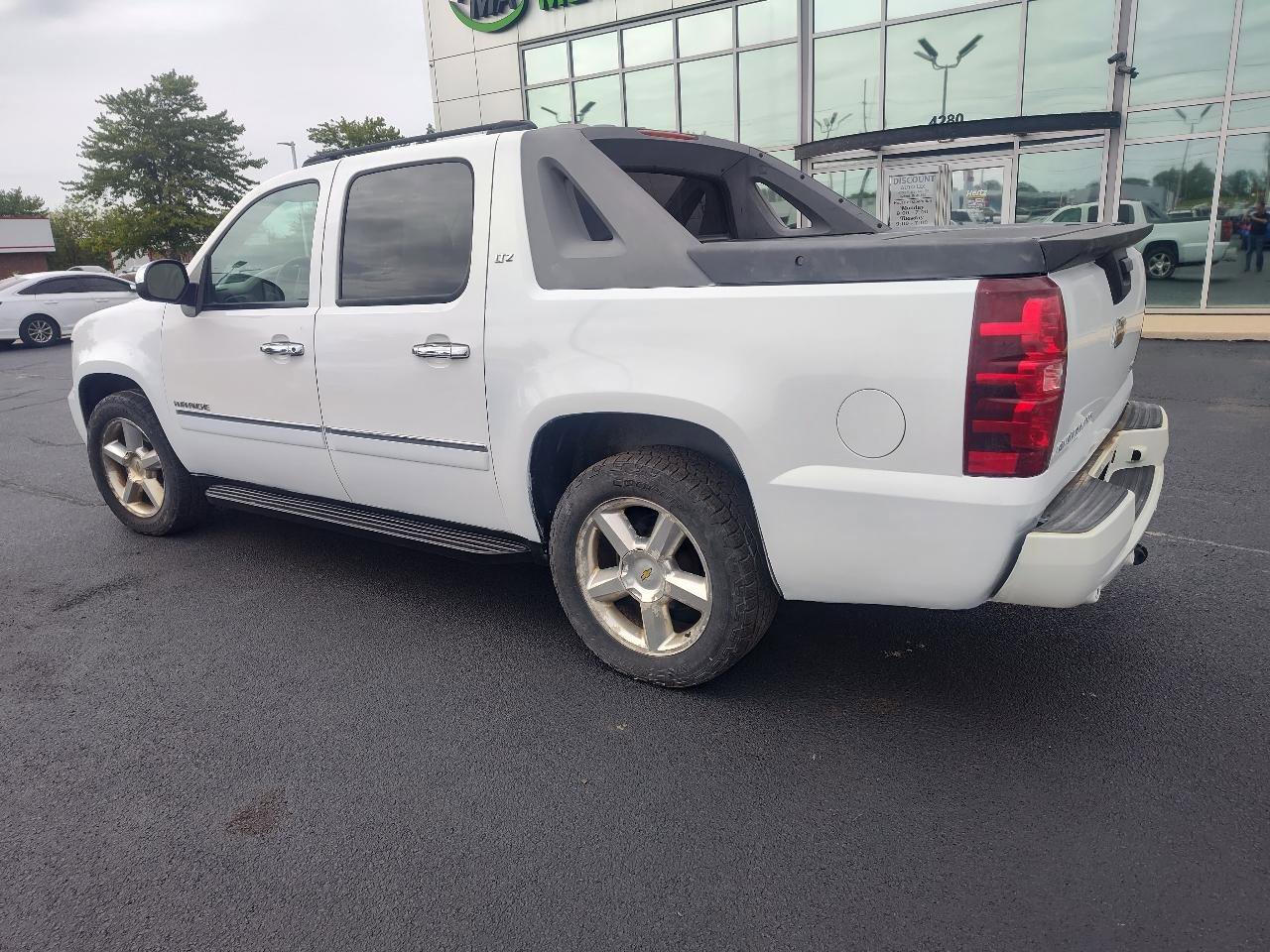 Used 2010 Chevrolet Avalanche LTZ AWD/4WD image 11