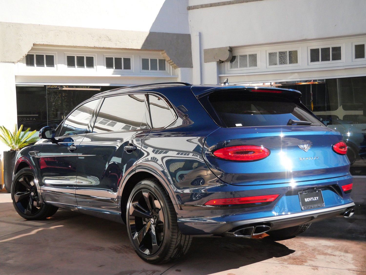 Used 2025 Bentley Bentayga Extended Wheelbase image 3