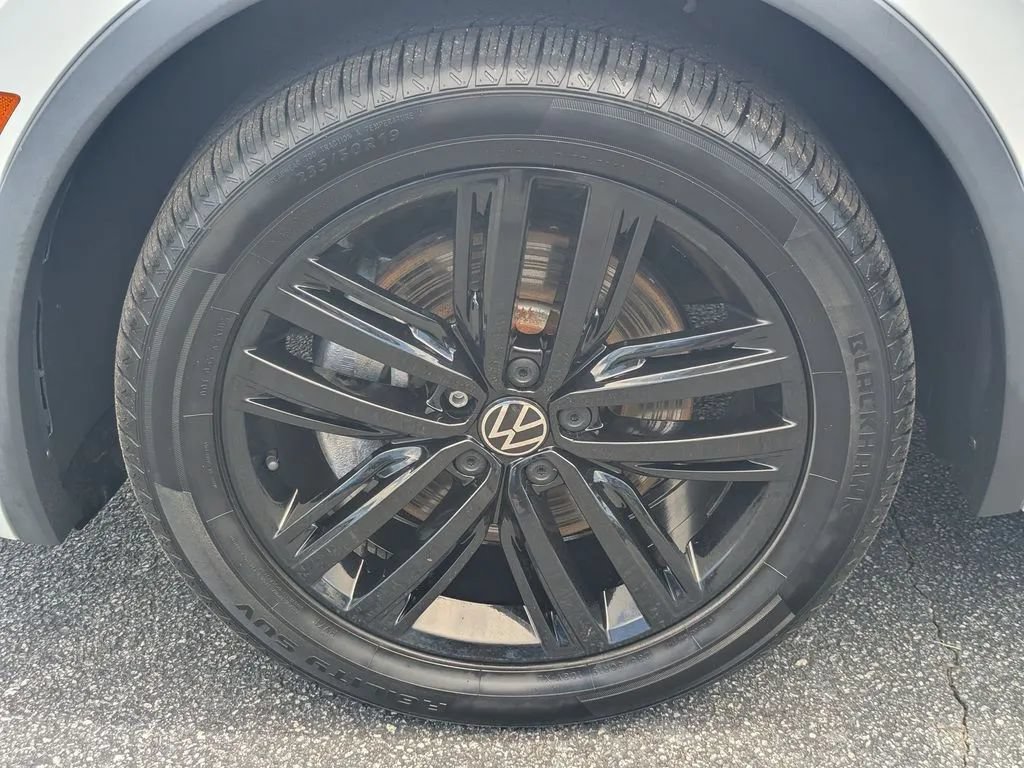 Used 2022 Volkswagen Tiguan SE R-Line FWD image 11
