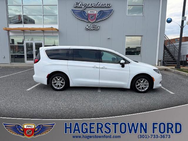 Used 2023 Chrysler Voyager LX image 1