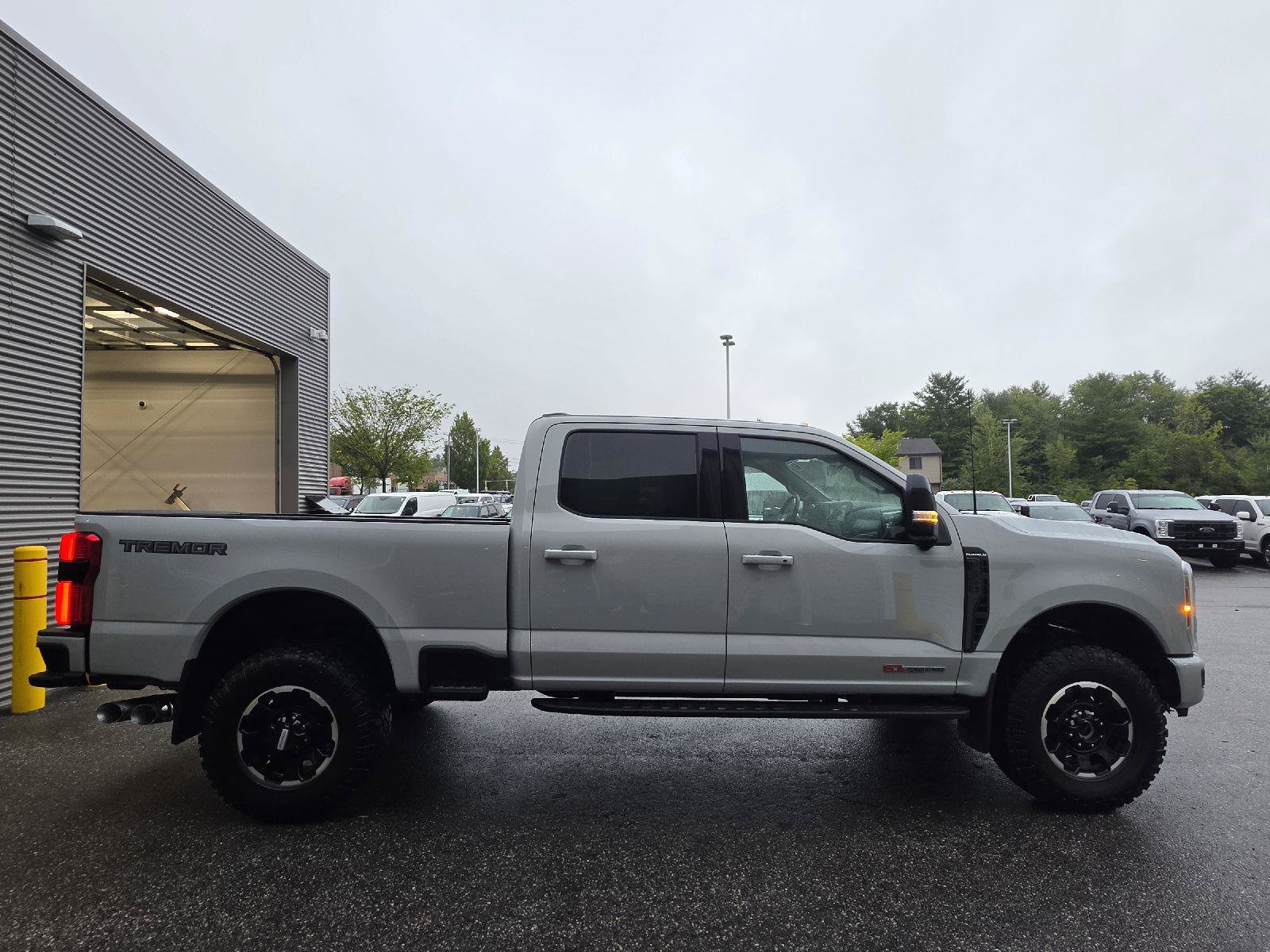 Used 2026 Ford F350 Platinum w/ Tremor Off-Road Package AWD/4WD image 2