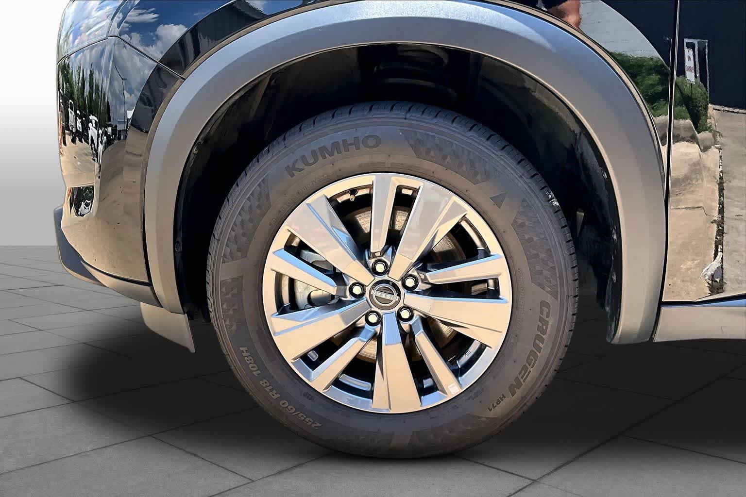 Used 2025 Nissan Pathfinder SV FWD image 10