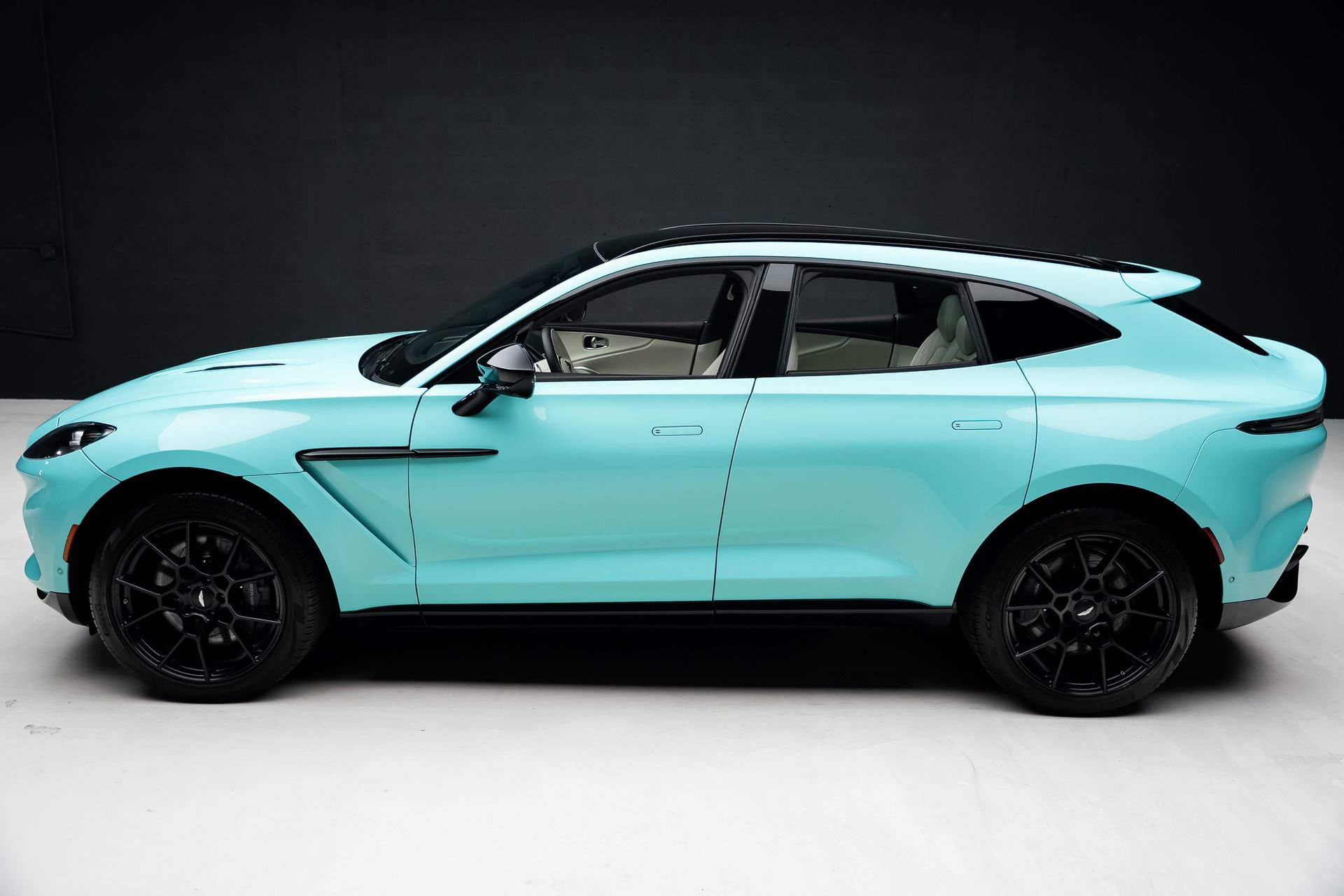 Used 2023 Aston Martin DBX AWD/4WD image 16