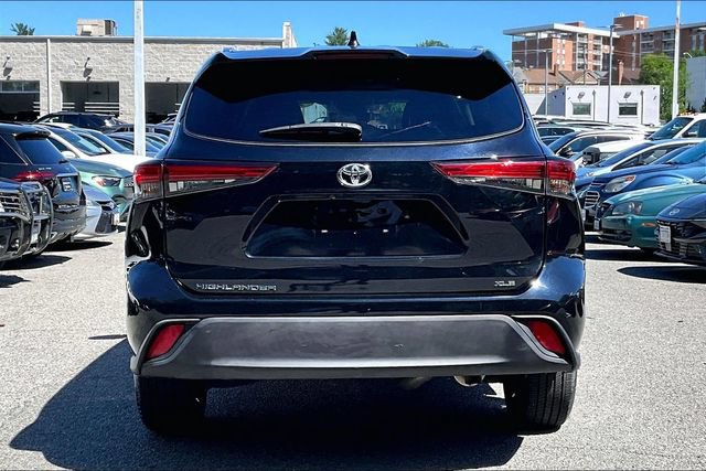 Used 2021 Toyota Highlander XLE FWD image 3
