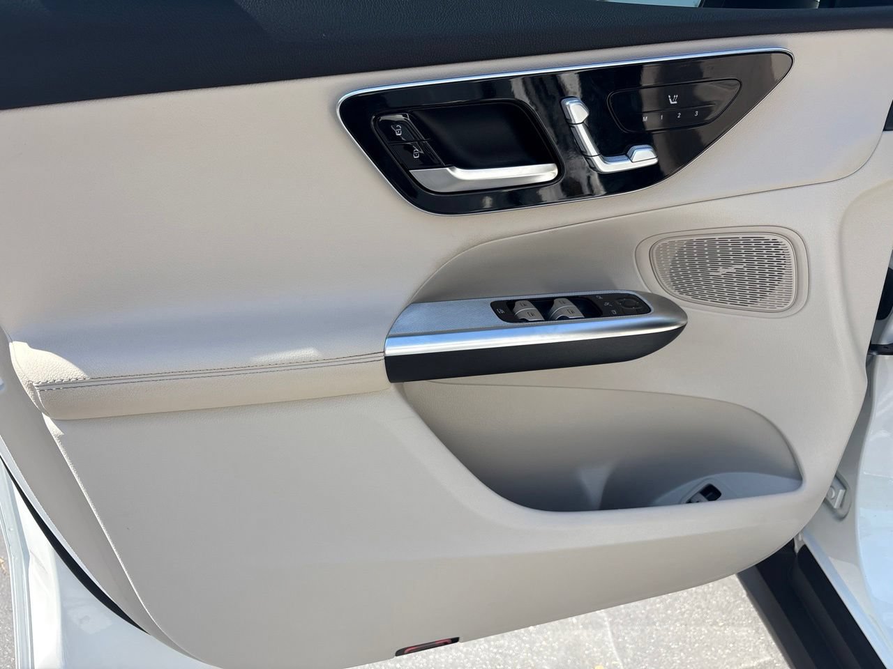 Used 2025 Mercedes-Benz GLC 350e 4MATIC image 7