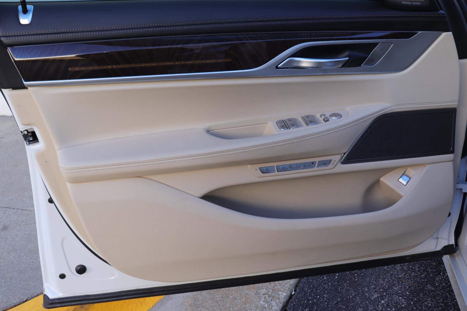 Used 2018 BMW 740i image 9