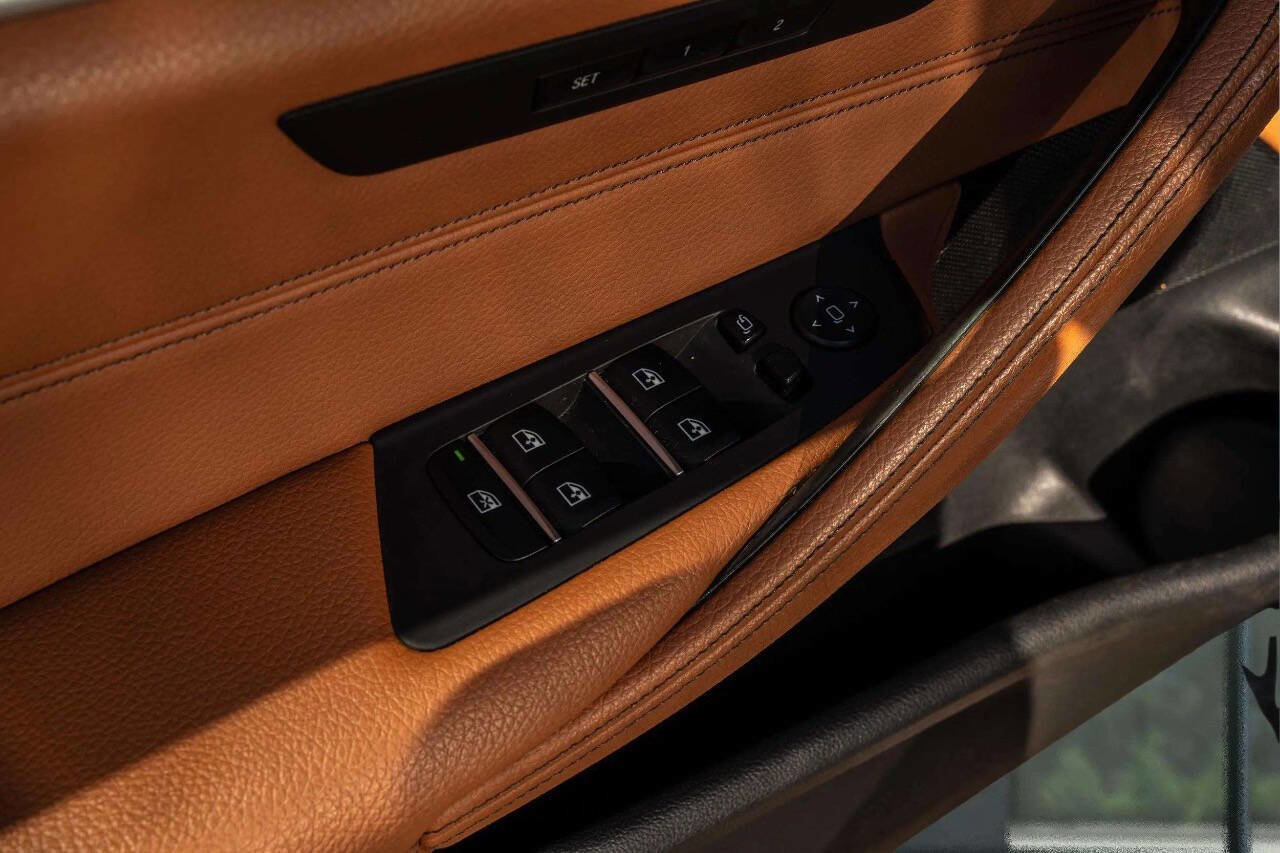 Used 2019 BMW 530e xDrive w/ Convenience Package image 28