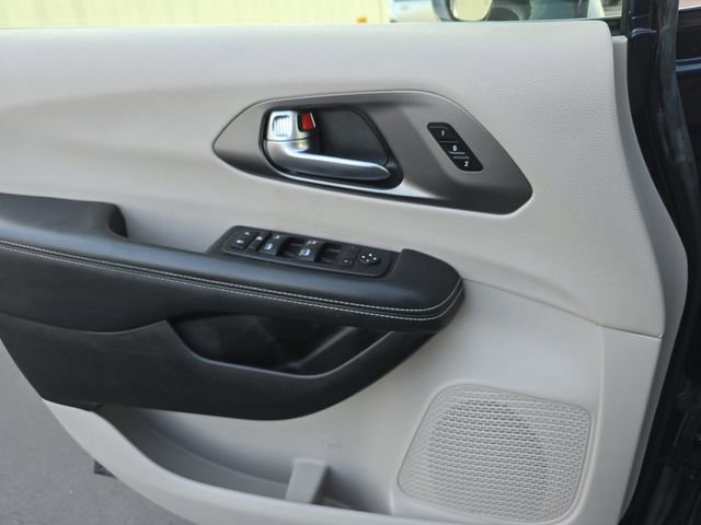 Used 2024 Chrysler Pacifica Touring-L FWD image 25