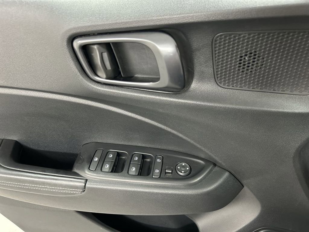 Used 2023 Hyundai Venue Limited FWD image 11