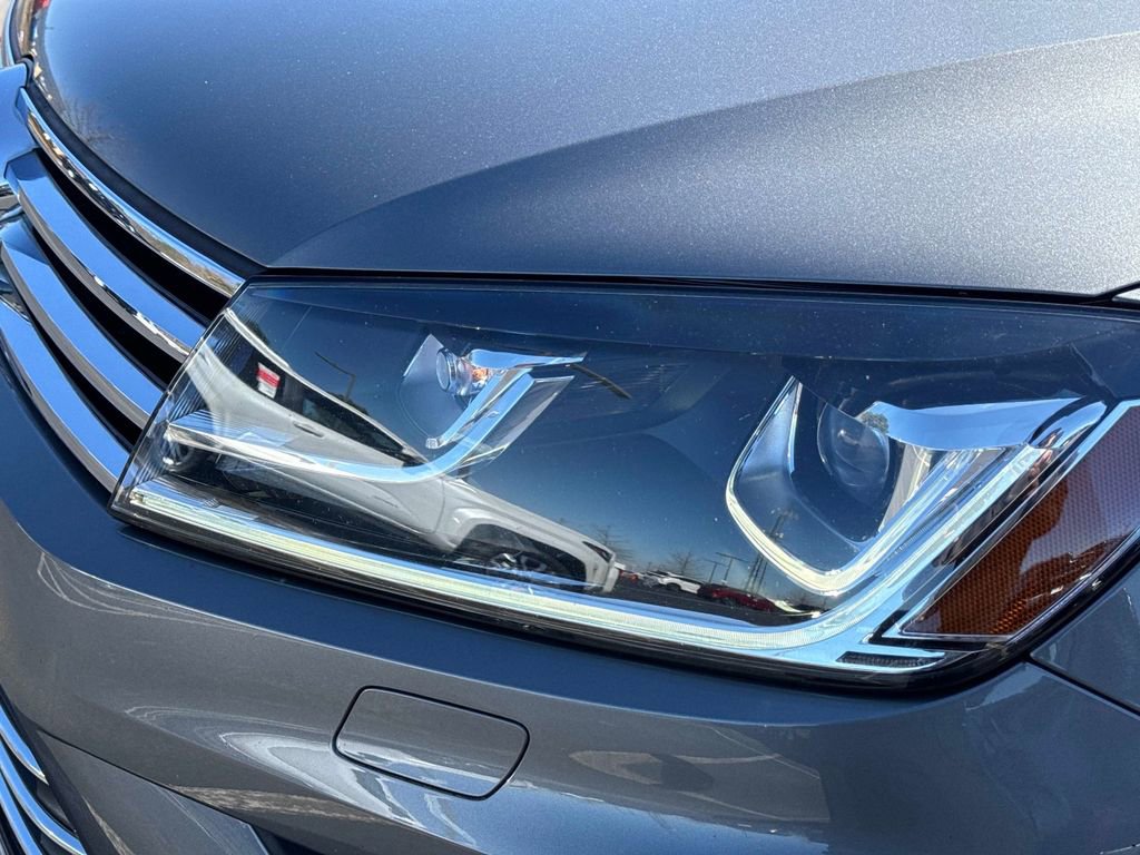Used 2016 Volkswagen Touareg Sport image 11