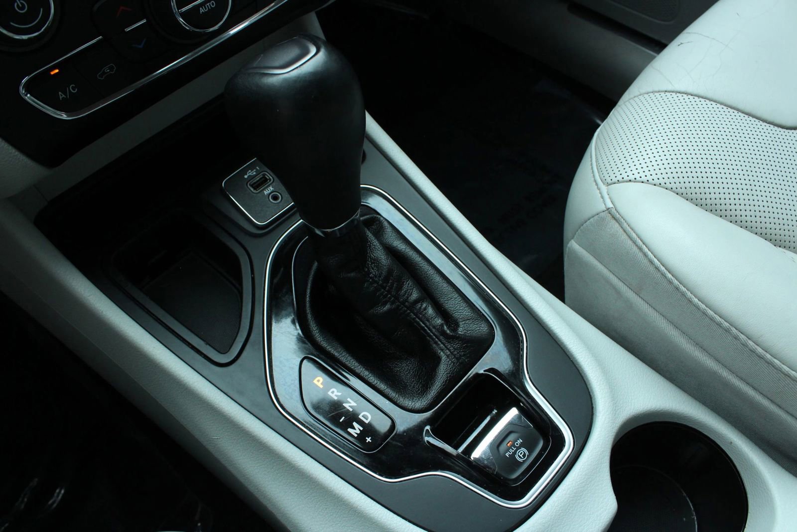 Used 2020 Jeep Cherokee Limited FWD image 43