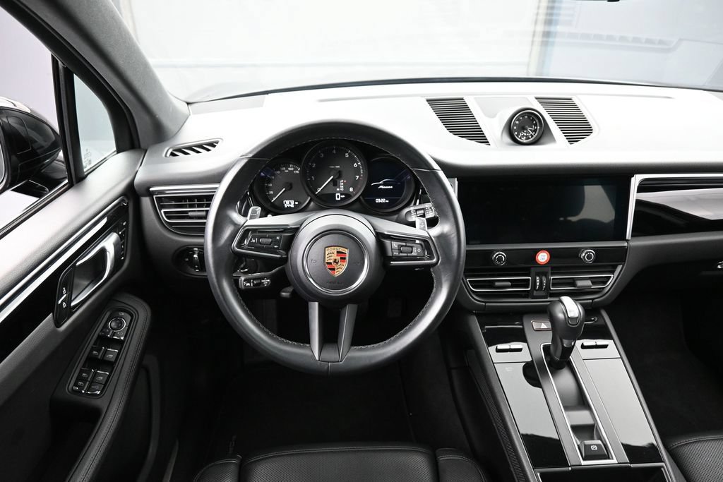 Certified 2024 Porsche Macan AWD/4WD image 17