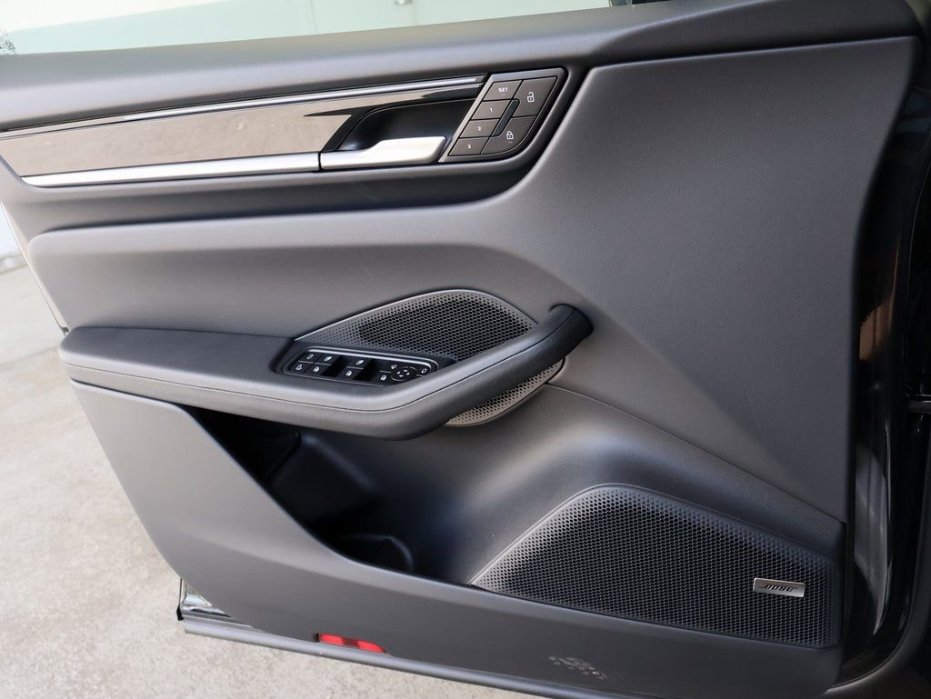 Certified 2025 Porsche Macan 4S Electric image 38