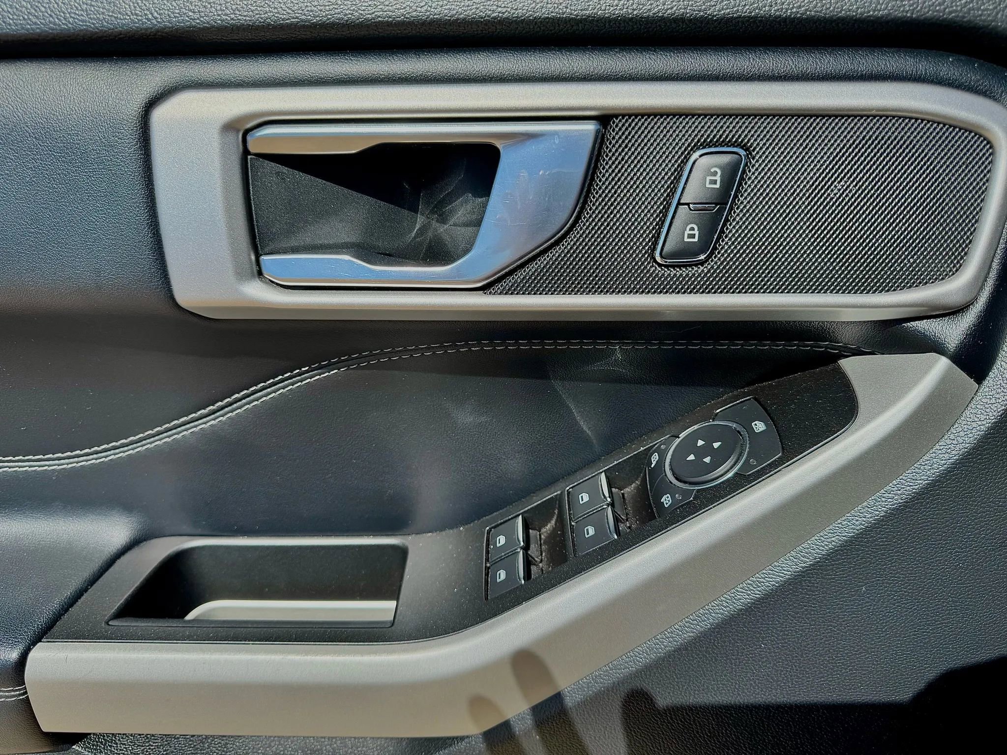 Used 2020 Ford Explorer XLT w/ Equipment Group 202A image 12