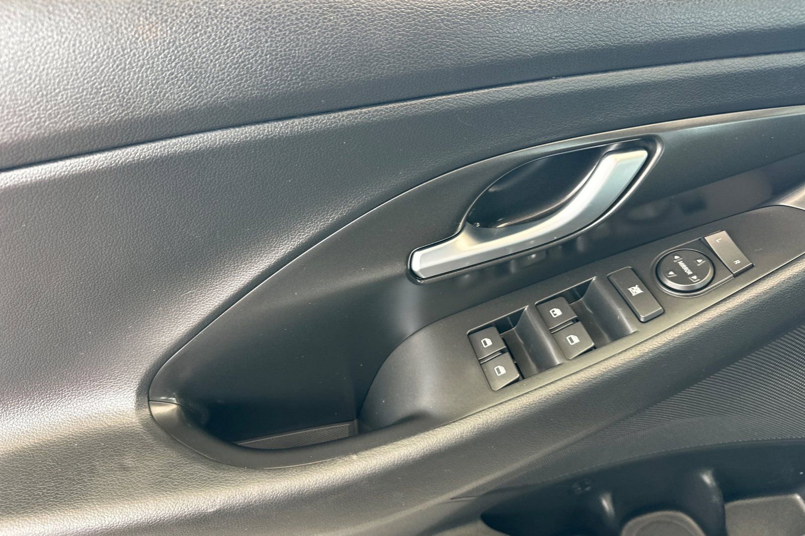 Used 2020 Hyundai Elantra GT FWD image 11