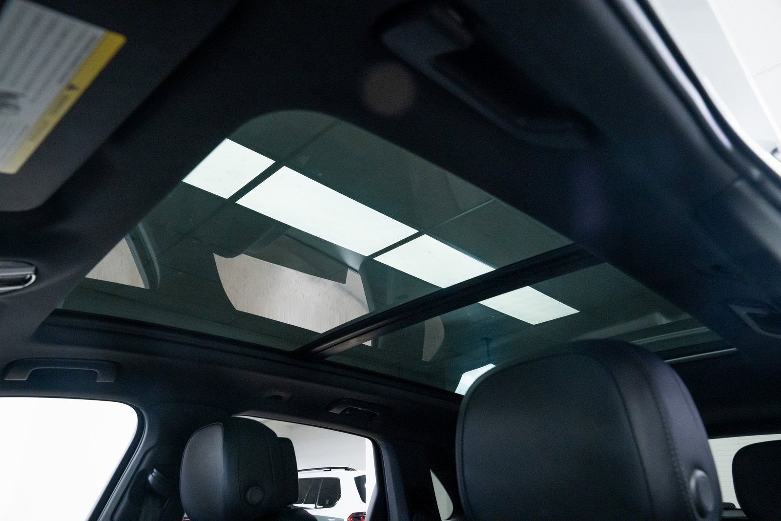 Used 2022 Porsche Cayenne Base w/ Premium Package image 16