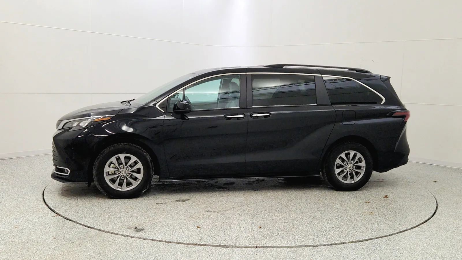 Used 2024 Toyota Sienna XLE image 4