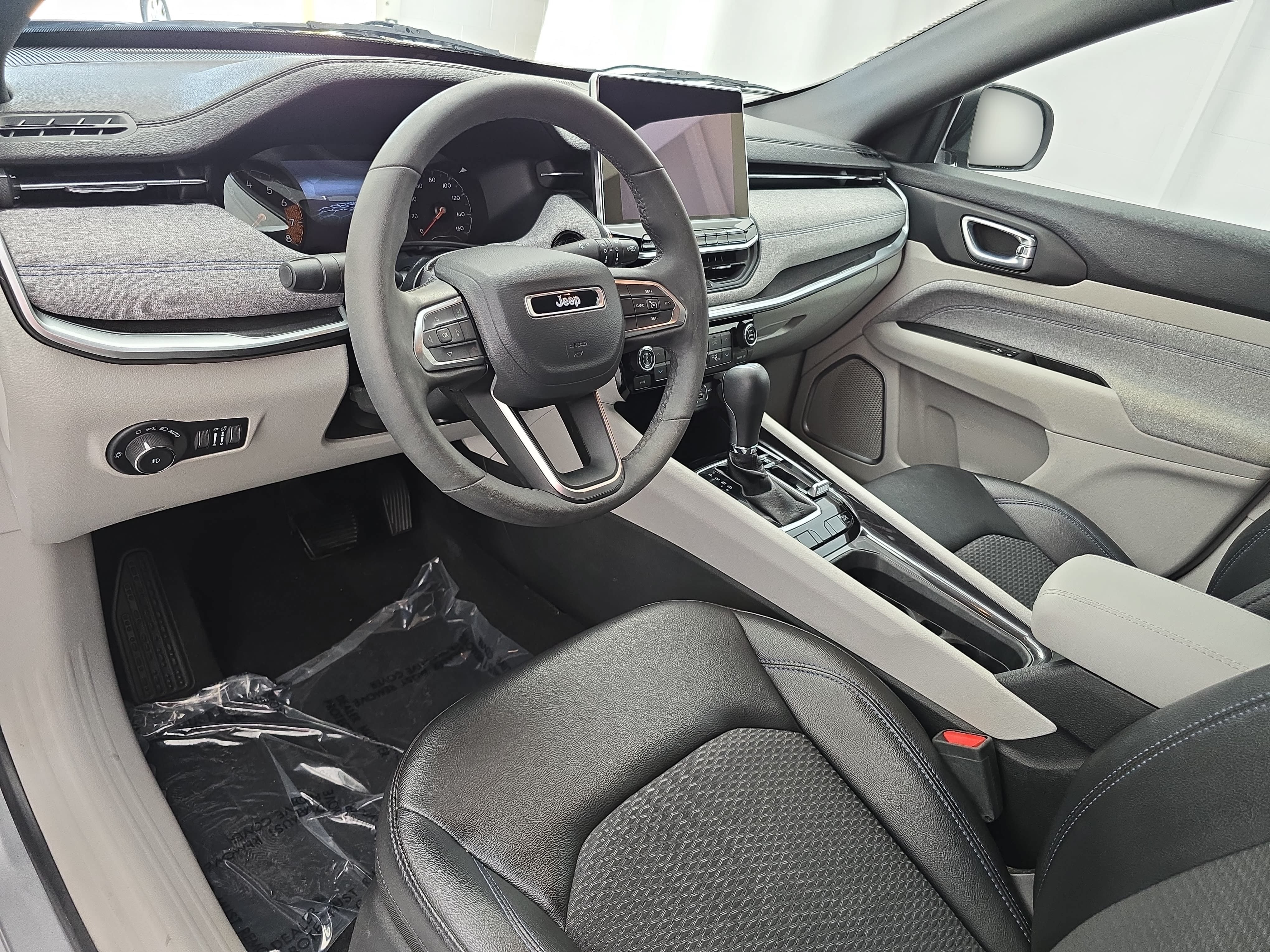 Used 2024 Jeep Compass Latitude w/ Convenience Group AWD/4WD image 16