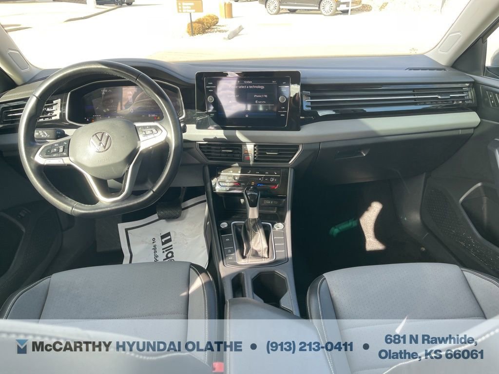 Used 2025 Volkswagen Jetta SE image 3