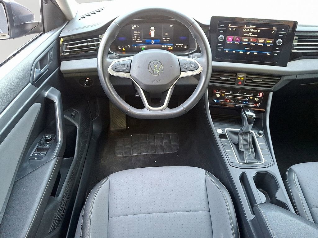 Used 2025 Volkswagen Jetta SE FWD image 12