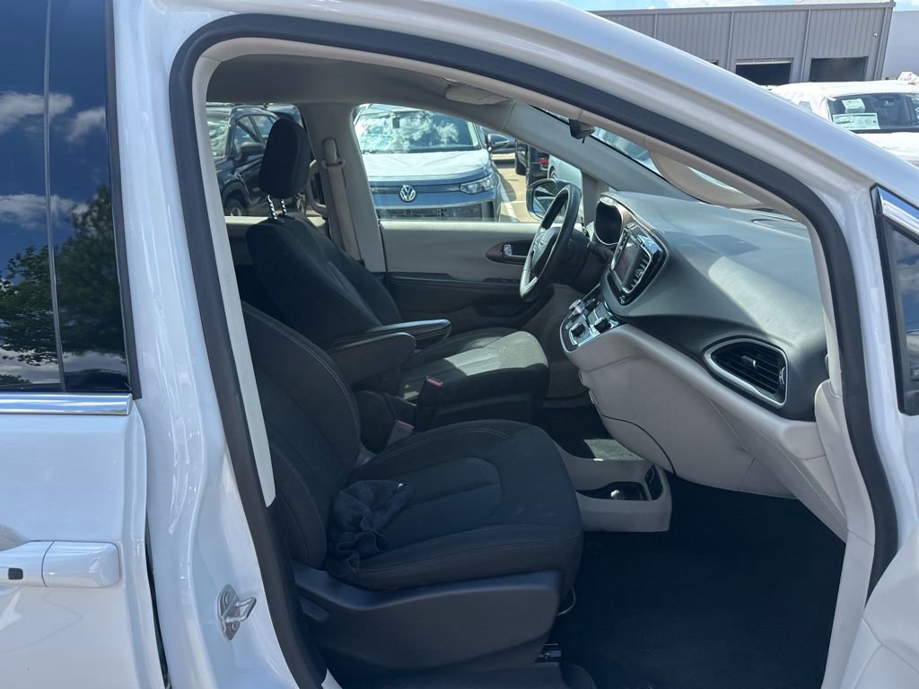 Used 2024 Chrysler Voyager LX image 15