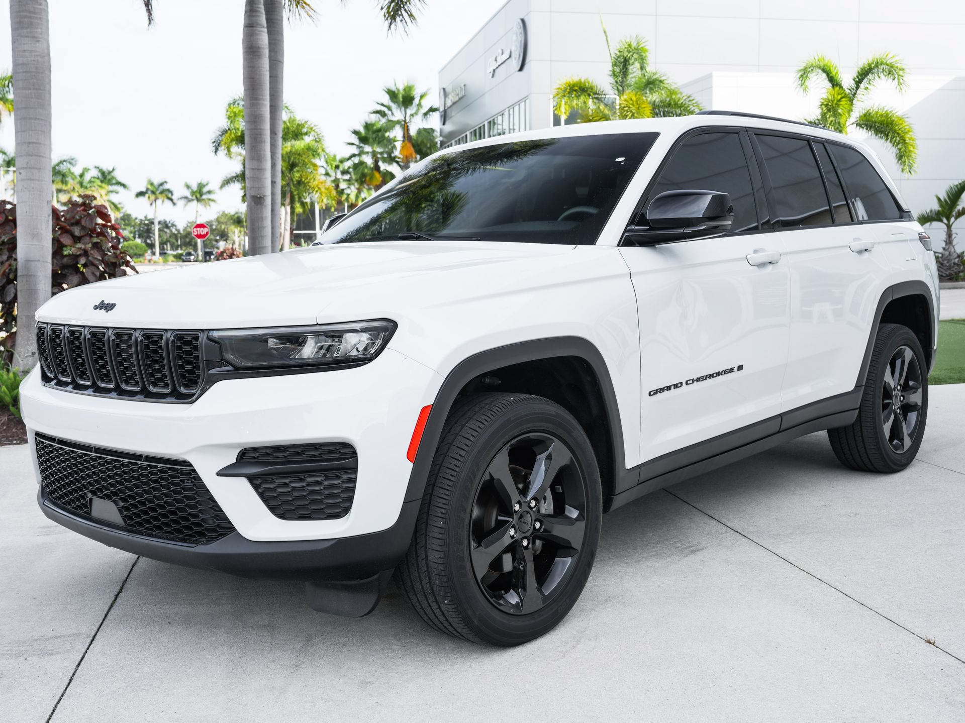 Used 2023 Jeep Grand Cherokee Altitude AWD/4WD image 6