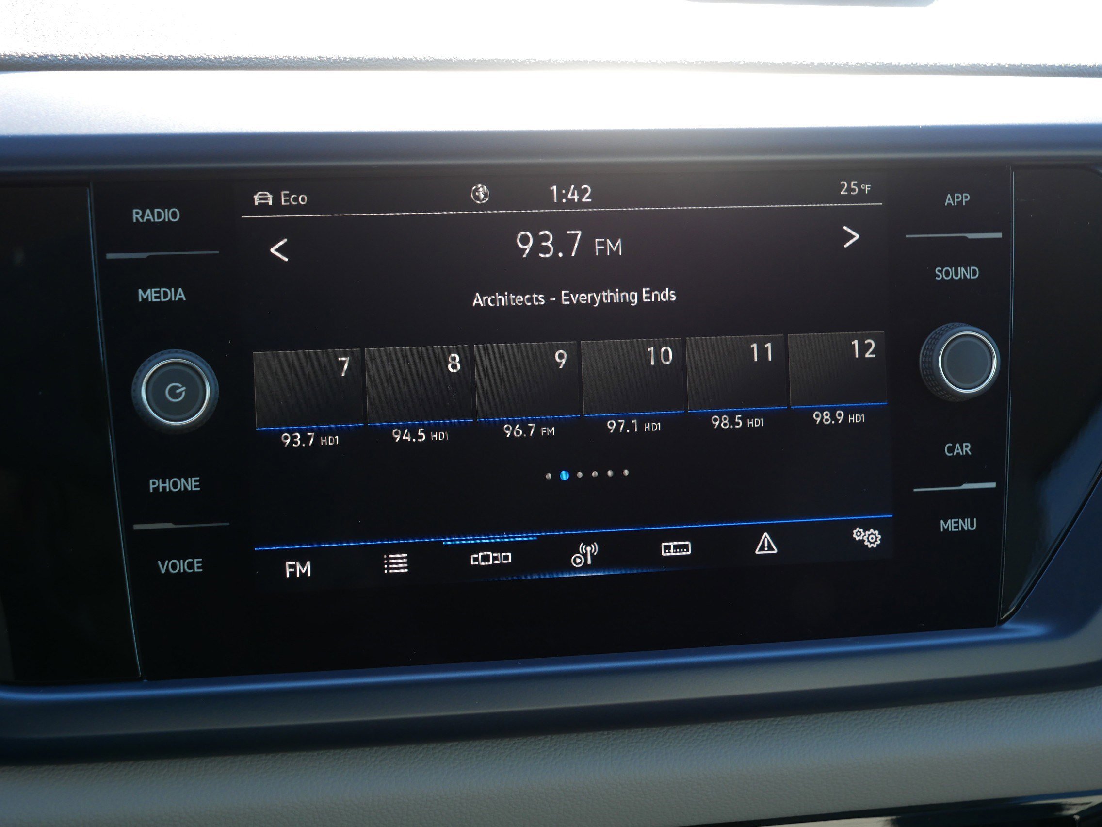 Used 2023 Volkswagen Taos SE image 22